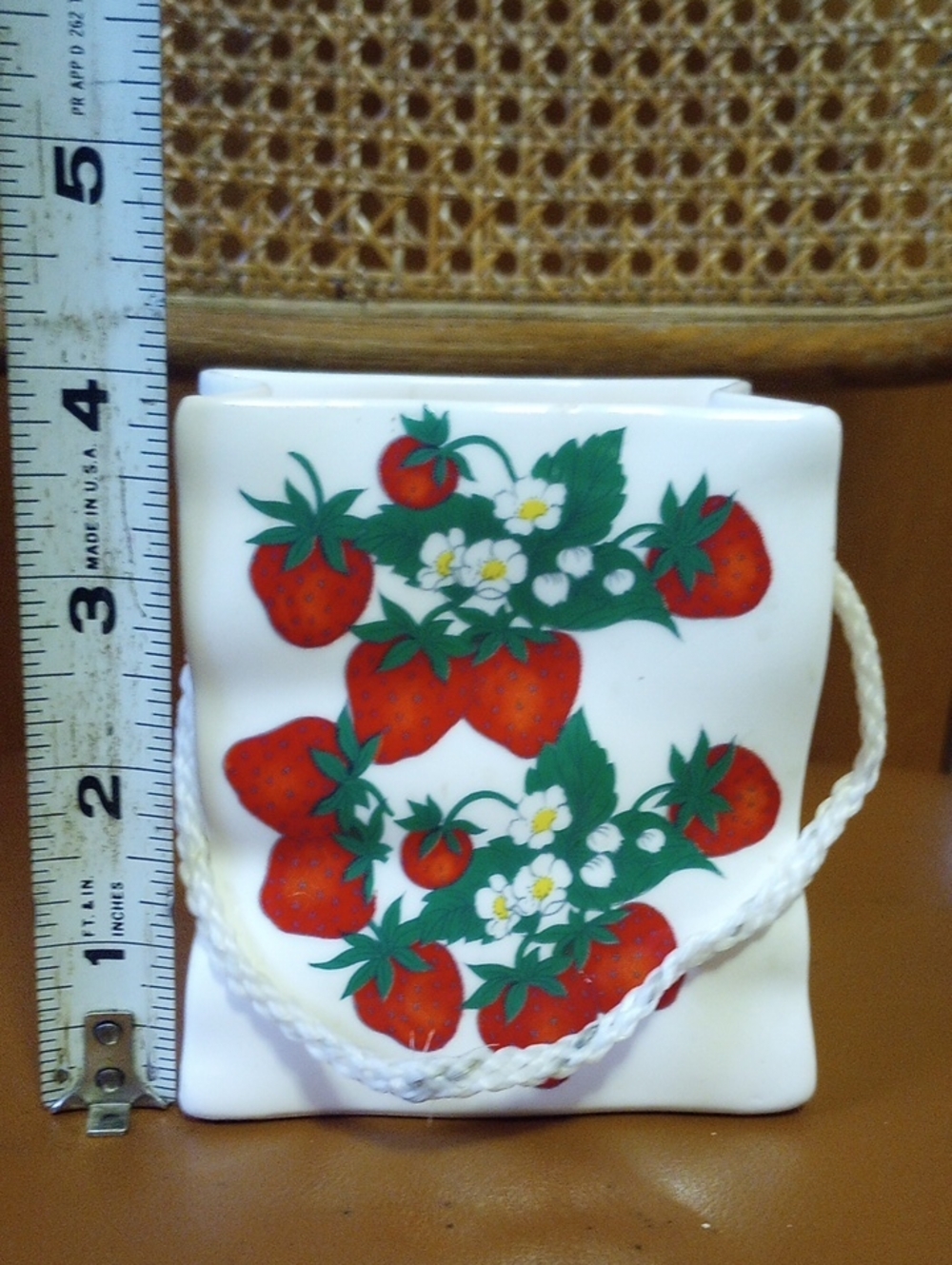 Vintage Ceramic Strawberry & Floral "Shopping Bag" Decor. White Red Green Yellow - Picture 5 of 7